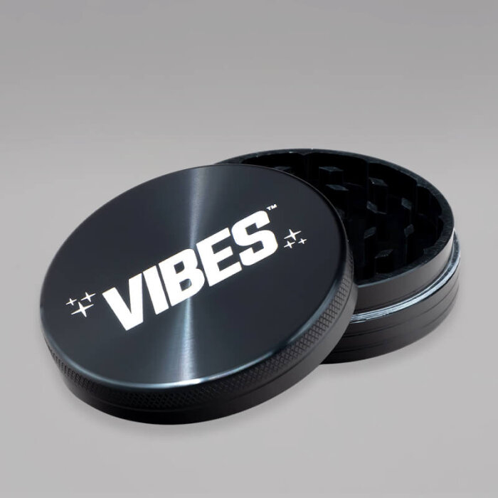 VIBES x Aerospaced Grinder, Raumfahrt-Aluminium, 63 mm, 2-teilig, Schwarz