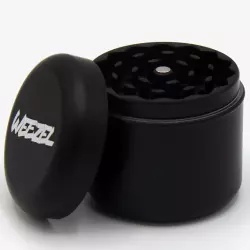 Premium Aluminium Grinder / Kräutermühle mit 4-Stufen und WEEZEL Logo von Hombre SUK