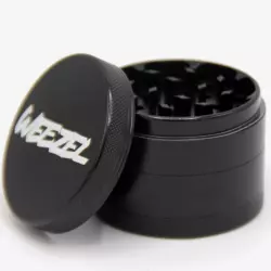 Premium Keramik Grinder / Kräutermühle mit 4-Stufen und WEEZEL Logo von Hombre SUK